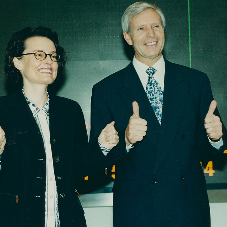 Der Börsengang war der Startschuss für den weiteren Erfolg des Unternehmens. Geberit-CEO Günter Kelm zusammen mit Antoinette Hunziker-Ebneter, Präsidentin der Schweizer Börse, beim Börsengang in Zürich am  22. Juni 1999.